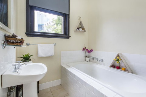 Sydney Harbour Bed And Breakfast - Sunshine Coast Guide 24