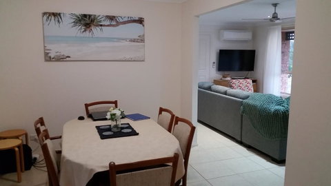 Twin Palms Holiday House At Lighthouse - Sunshine Coast Guide 2
