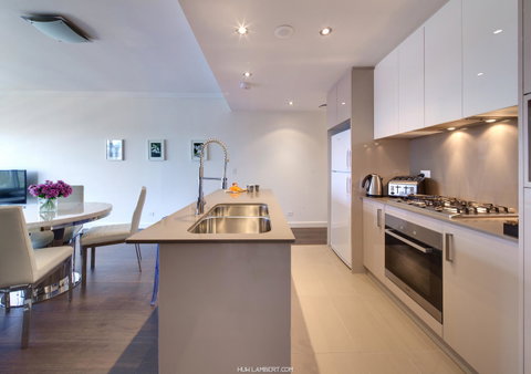 Zara Tower â€“ Luxury Suites And Apartments - Sunshine Coast Guide 32