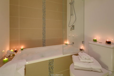 Zara Tower â€“ Luxury Suites And Apartments - Sunshine Coast Guide 15
