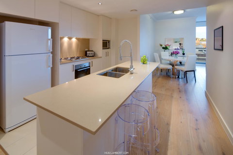 Zara Tower â€“ Luxury Suites And Apartments - Sunshine Coast Guide 33