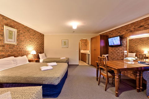Hume Country Motor Inn - Sunshine Coast Guide 40