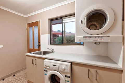 Hume Country Motor Inn - Sunshine Coast Guide 27