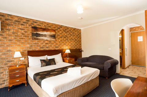 Hume Country Motor Inn - Sunshine Coast Guide 3