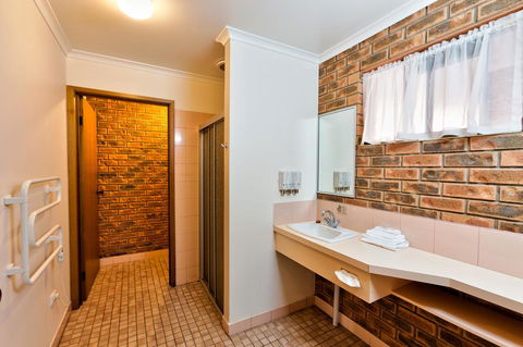 Hume Country Motor Inn - Sunshine Coast Guide 35