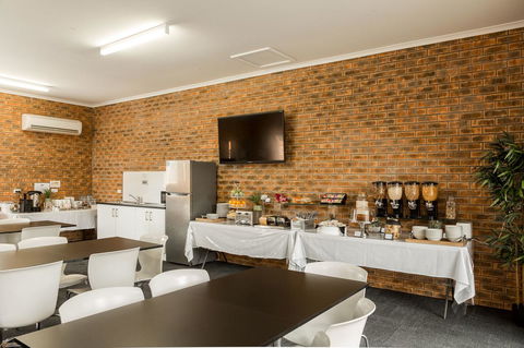 Hume Country Motor Inn - Sunshine Coast Guide 1