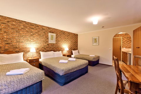 Hume Country Motor Inn - Sunshine Coast Guide 43