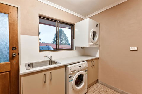 Hume Country Motor Inn - Sunshine Coast Guide 26