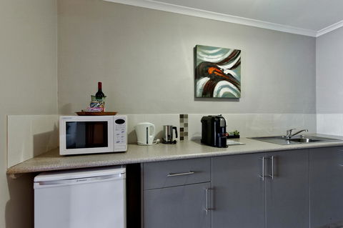 Hume Country Motor Inn - Sunshine Coast Guide 37