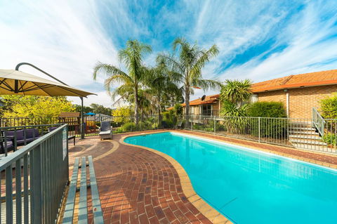 Hume Country Motor Inn - Sunshine Coast Guide 6