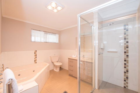 Hume Country Motor Inn - Sunshine Coast Guide 29