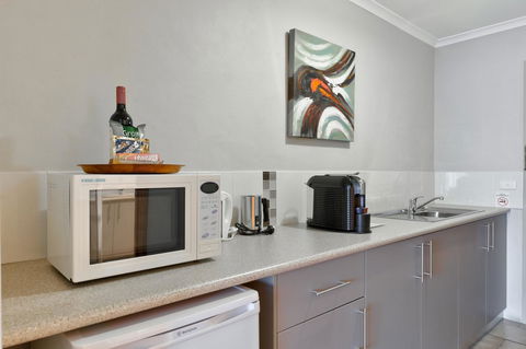 Hume Country Motor Inn - Sunshine Coast Guide 36