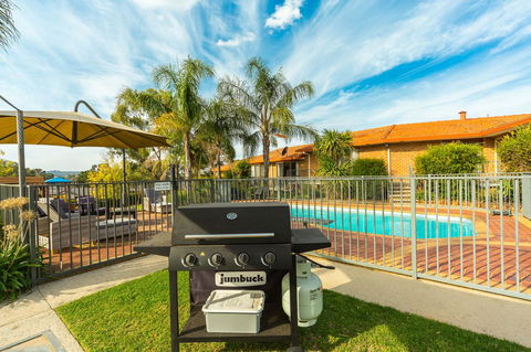 Hume Country Motor Inn - Sunshine Coast Guide 2