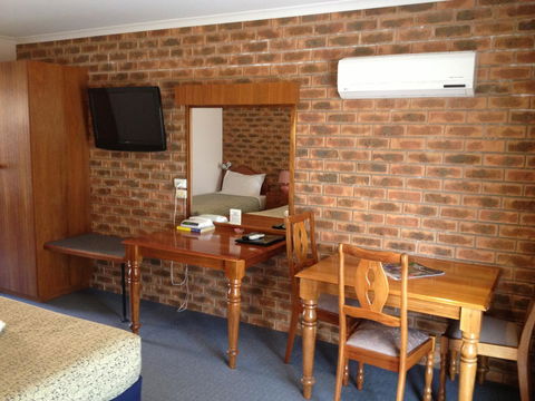 Hume Country Motor Inn - Sunshine Coast Guide 19