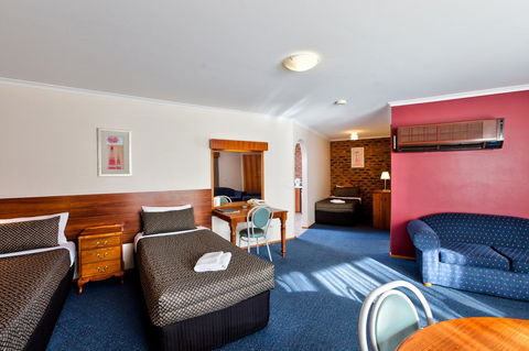 Hume Country Motor Inn - Sunshine Coast Guide 33
