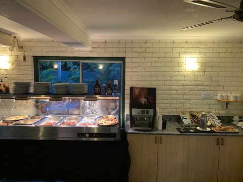 Pine Tree Motel - Sunshine Coast Guide 10