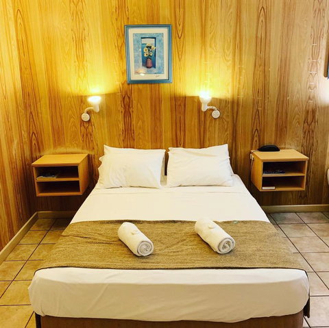 Pine Tree Motel - Sunshine Coast Guide 22