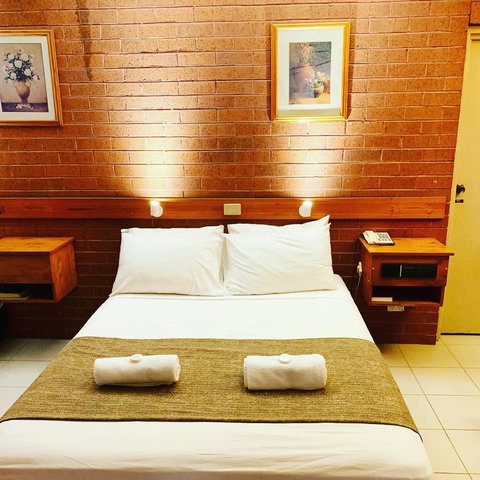 Pine Tree Motel - Sunshine Coast Guide 18