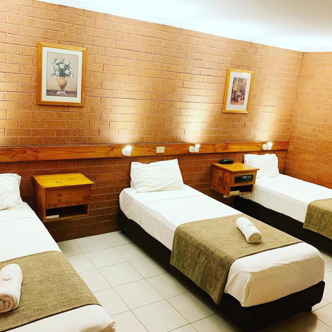 Pine Tree Motel - Sunshine Coast Guide 31