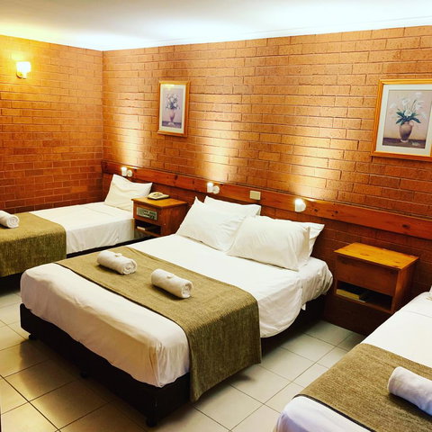 Pine Tree Motel - Sunshine Coast Guide 19