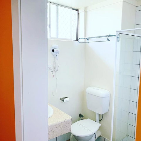 Pine Tree Motel - Sunshine Coast Guide 35