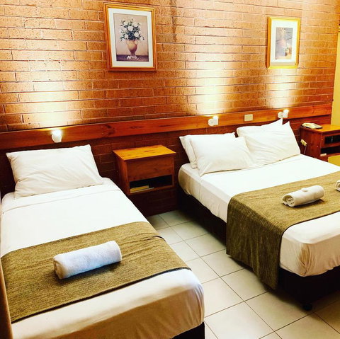 Pine Tree Motel - Sunshine Coast Guide 27