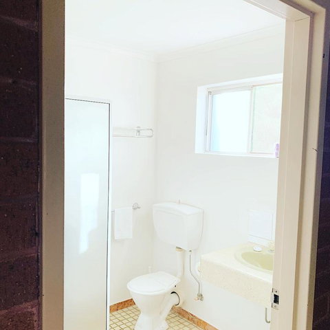 Pine Tree Motel - Sunshine Coast Guide 32