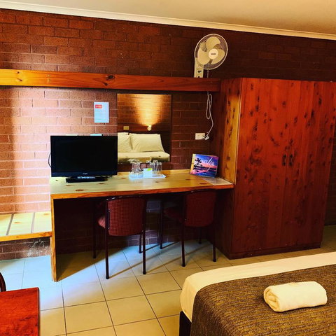 Pine Tree Motel - Sunshine Coast Guide 30