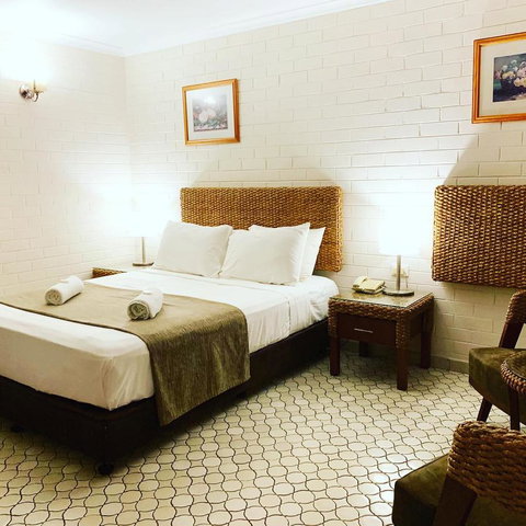 Pine Tree Motel - Sunshine Coast Guide 25