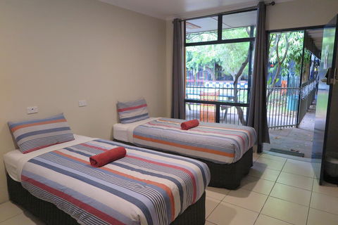 Jump Inn Alice Budget Accommodation - Sunshine Coast Guide 3
