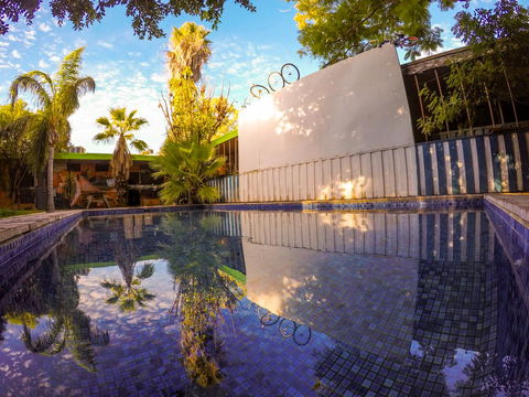 Jump Inn Alice Budget Accommodation - Sunshine Coast Guide 0