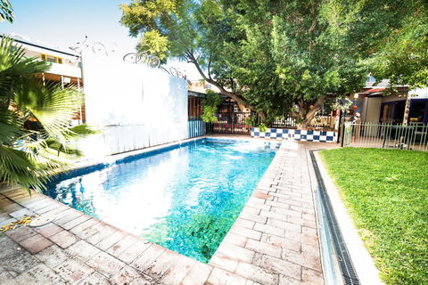 Jump Inn Alice Budget Accommodation - Sunshine Coast Guide 1