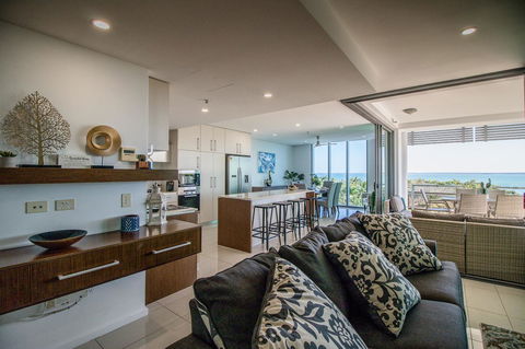 ZEN BY THE WATER - Esplanade Darwin Retreat - Sunshine Coast Guide 0