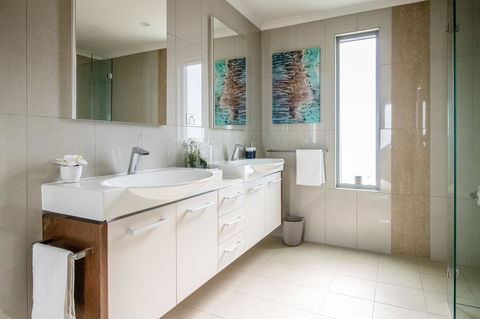 ZEN BY THE WATER - Esplanade Darwin Retreat - Sunshine Coast Guide 11