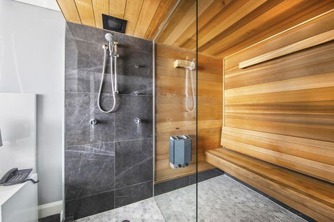 Canberra Rex Hotel - Sunshine Coast Guide 13