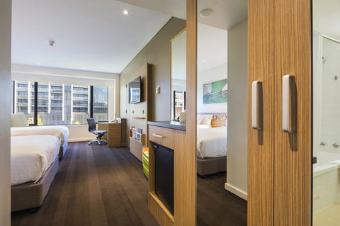 Crowne Plaza Canberra, An IHG Hotel - Sunshine Coast Guide 23