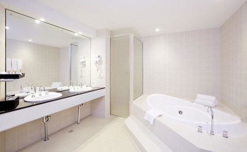 Crowne Plaza Canberra, An IHG Hotel - Sunshine Coast Guide 20
