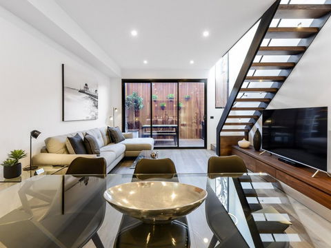 Boutique Stays - County Down, Contemporary Port Melbourne Home - Sunshine Coast Guide 0