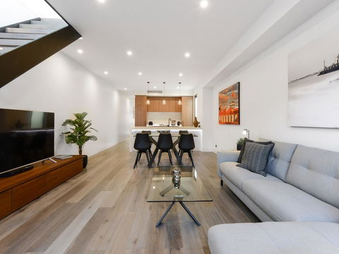 Boutique Stays - County Down, Contemporary Port Melbourne Home - Sunshine Coast Guide 2