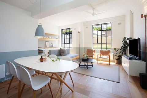 Boutique, Sunlit Studio With Designer Furnishings - Sunshine Coast Guide 0