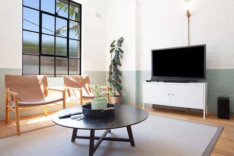 Boutique, Sunlit Studio With Designer Furnishings - Sunshine Coast Guide 3