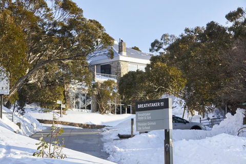 Breathtaker Hotel And Spa - Sunshine Coast Guide 1