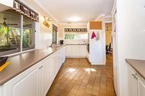Bribie Beach House, Waterfront Directly Across The Road - Solander Esp, Banksia Beach - Sunshine Coast Guide 2