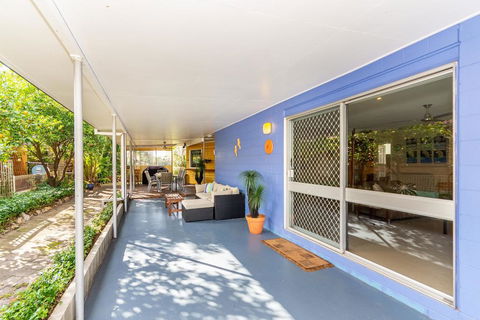 Bribie Beach House, Waterfront Directly Across The Road - Solander Esp, Banksia Beach - Sunshine Coast Guide 3