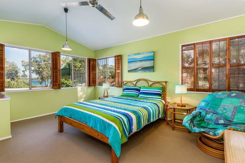 Bribie Beach House, Waterfront Directly Across The Road - Solander Esp, Banksia Beach - Sunshine Coast Guide 1