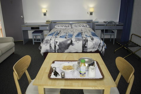 Bridge Motel - Sunshine Coast Guide 3