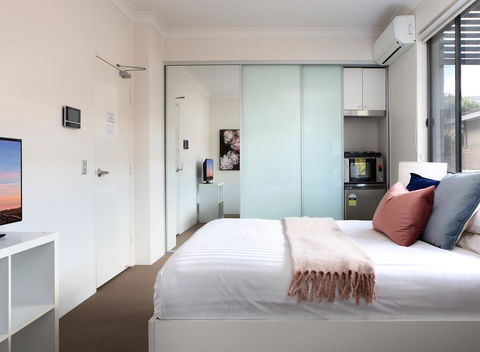 Bright Studio Steps From Westmead Hospital - Sunshine Coast Guide 3