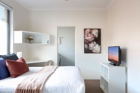 Bright Studio Steps From Westmead Hospital - Sunshine Coast Guide 0