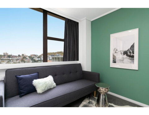 Bright, Modern Studio Steps From The Action - Sunshine Coast Guide 1