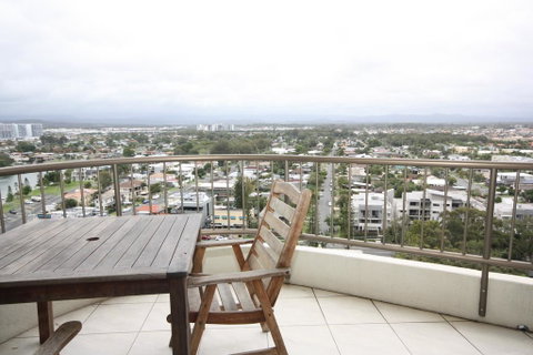 Broadwater Shores Waterfront Apartments - Sunshine Coast Guide 0
